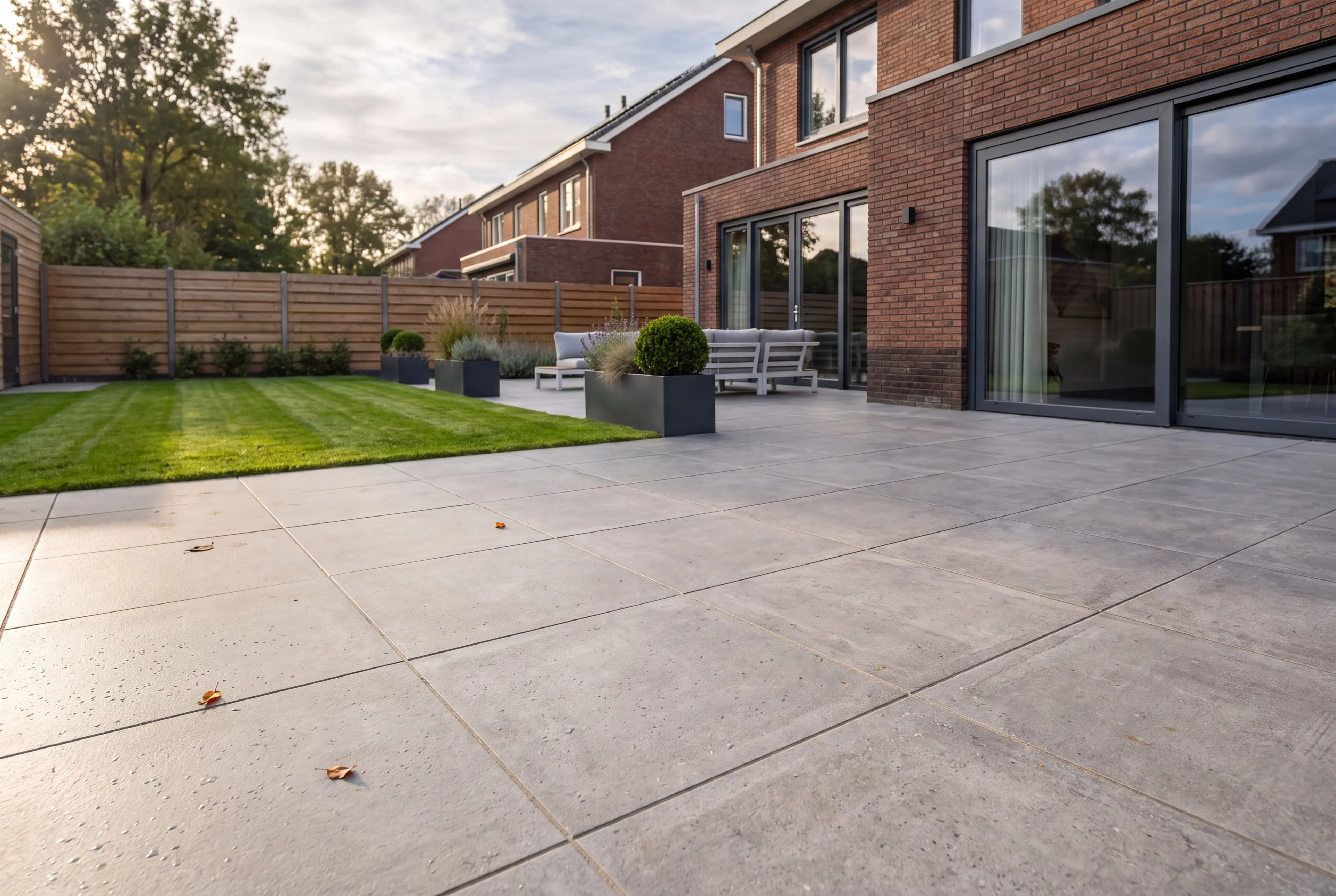 Bestrating laten leggen voor terras, oprit en tuinpad - IYG